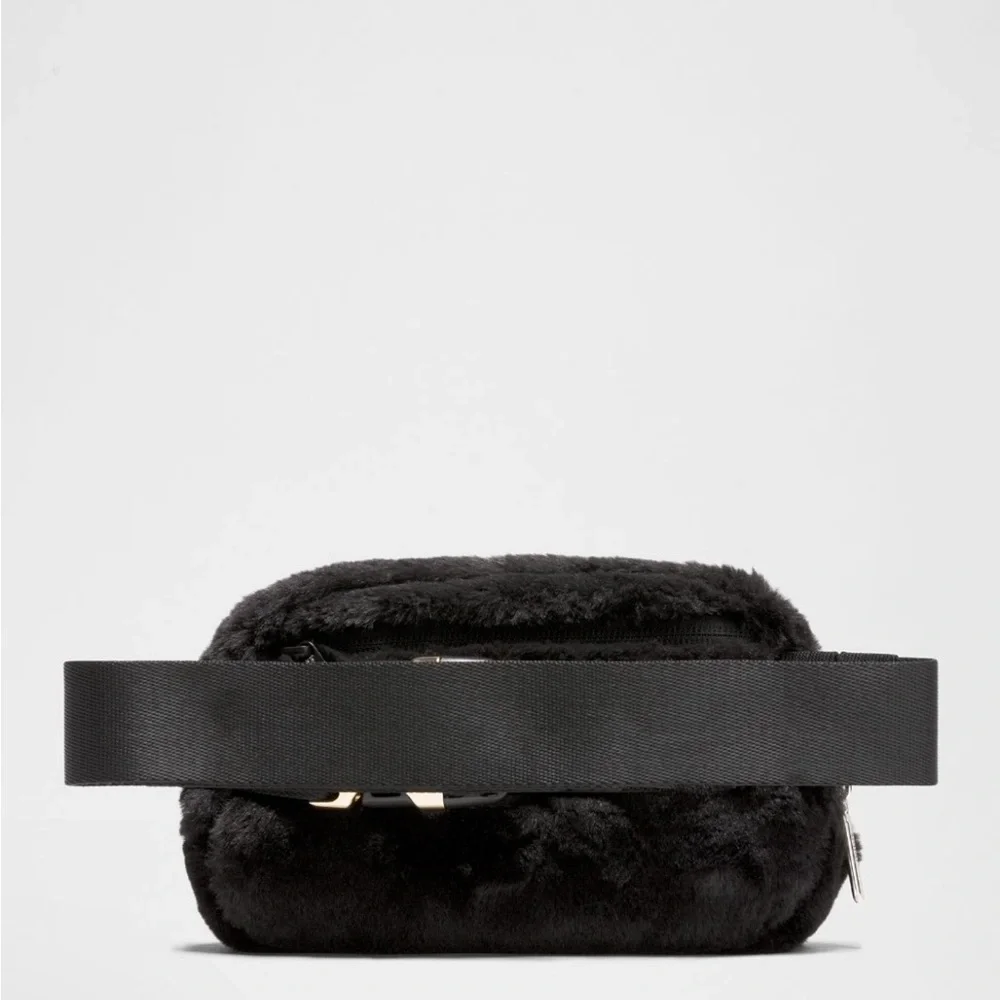 NWT Lululemon Plush Fleece Everywhere Belt Bag 1L in Black and Gold - Picture 8 of 13